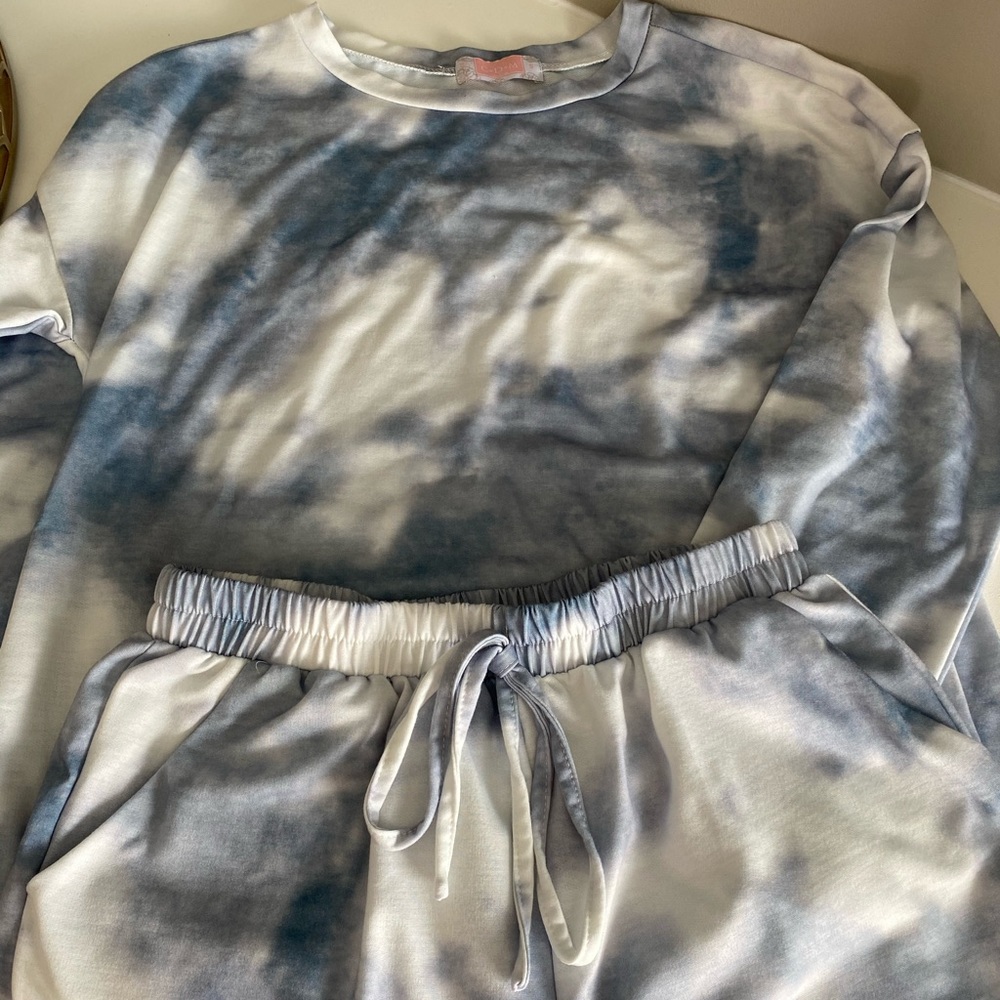 Blue and white tie dye lounge set